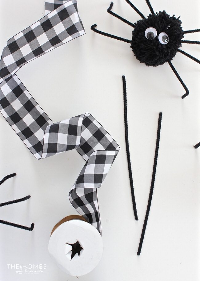 Ready to get your home ready for Halloween but don't have the time? Here are 3 quick Halloween wreaths you can make in just 15 minutes!