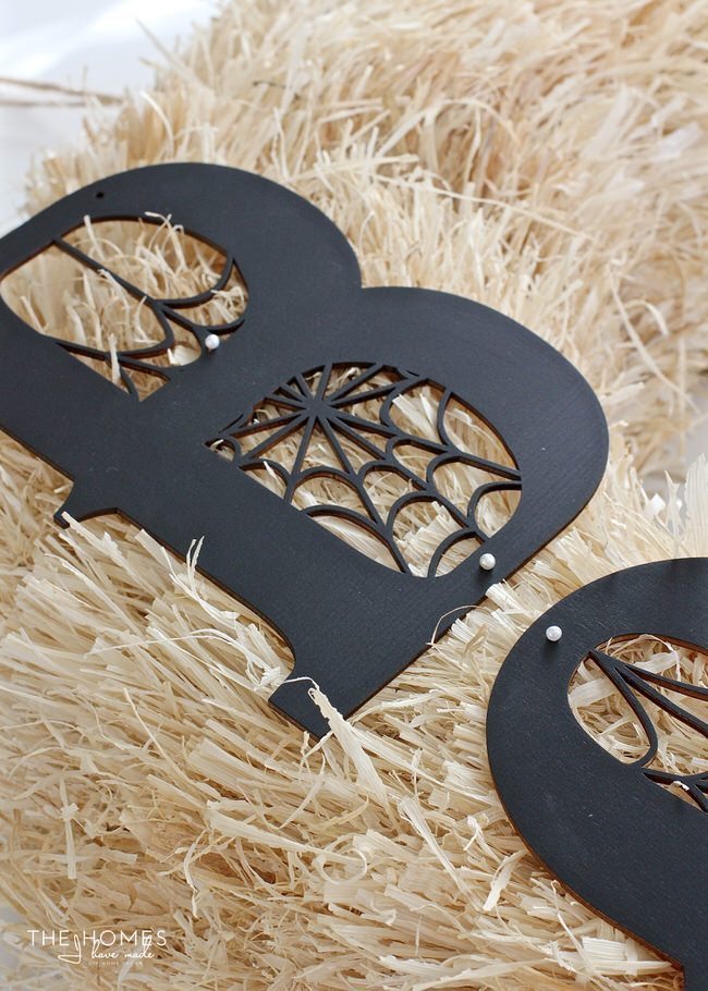 Ready to get your home ready for Halloween but don't have the time? Here are 3 quick Halloween wreaths you can make in just 15 minutes!