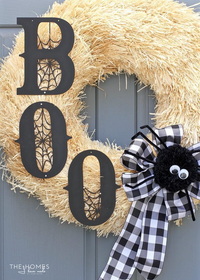 Ready to get your home ready for Halloween but don't have the time? Here are 3 quick Halloween wreaths you can make in just 15 minutes!