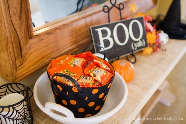 Helpful tips for Halloween Trick-or-Treating with Reese's Snack Mix from www.thirtyhandmadedays.com