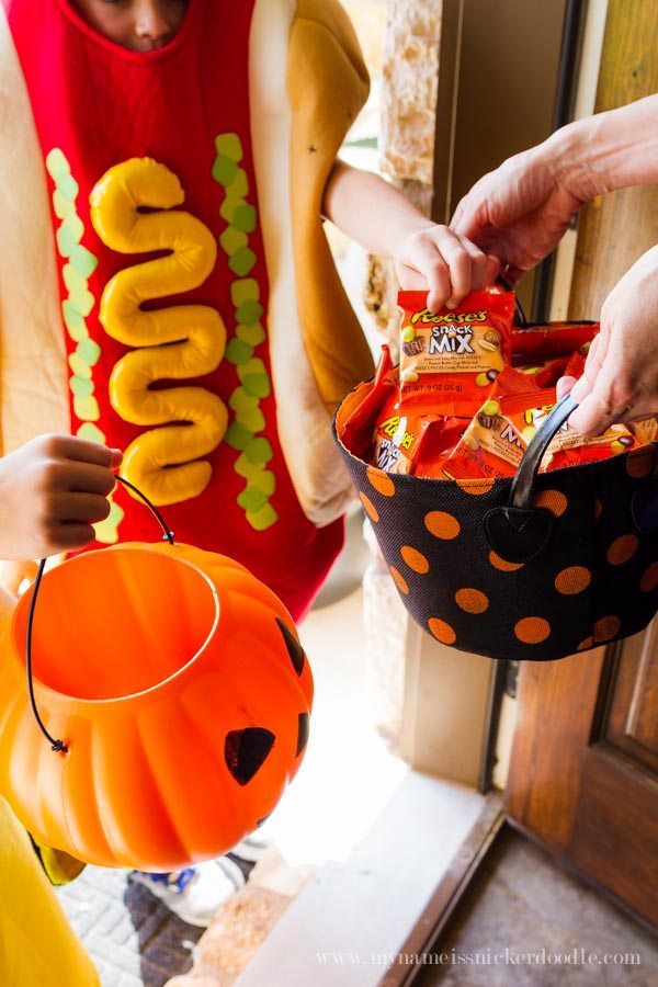 Helpful tips for Halloween Trick-or-Treating with Reese's Snack Mix from thirtyhandmadedays.com