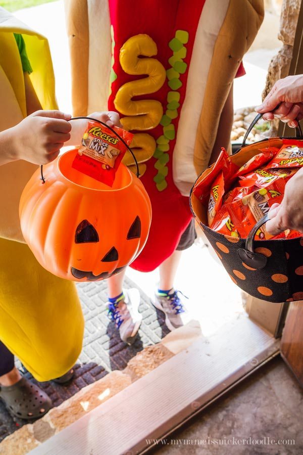 Helpful tips for Halloween Trick-or-Treating with Reese's Snack Mix via www.thirtyhandmadedays.com