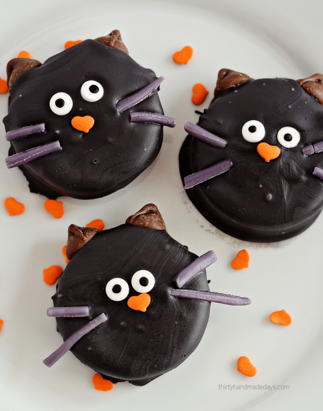Make these adorable Halloween Oreo Cookie Cats using a few ingredients! from thirtyhandmadedays.com