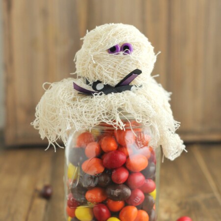 Halloween Mason Jar Mummy Gift- a fun way to jazz up a mason jar and turn it into a treat via thirtyhandmadedays.com