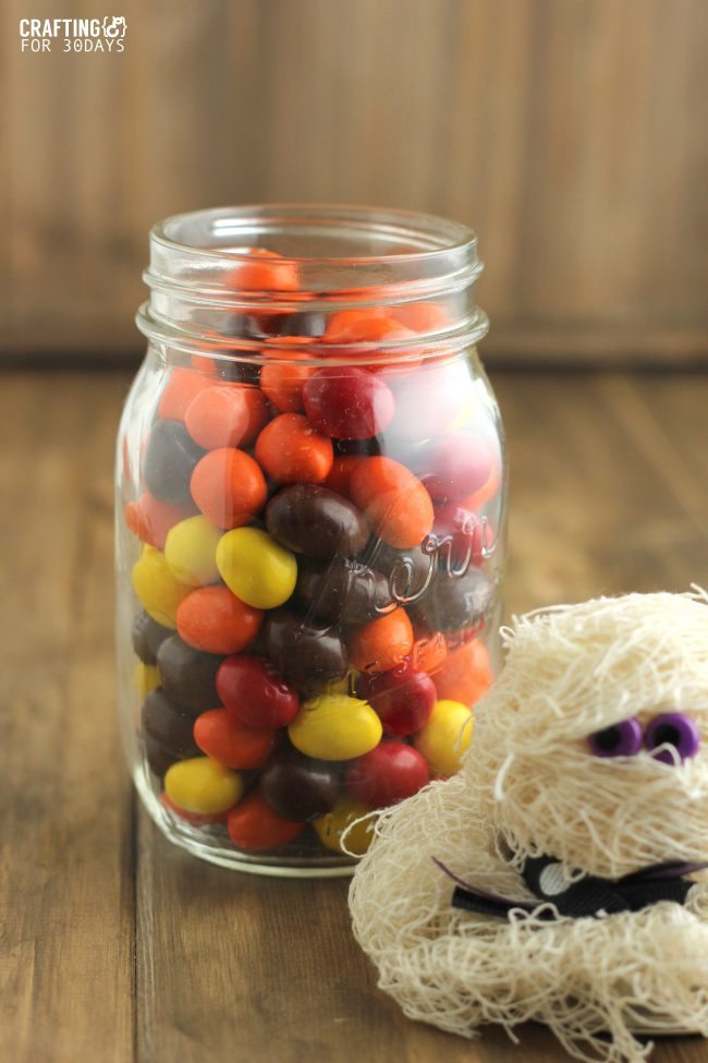 Halloween Mason Jar Mummy Gift- a fun way to jazz up a mason jar and turn it into a treat from thirtyhandmadedays.com