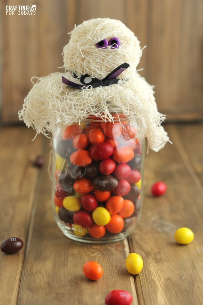 Halloween Mason Jar Mummy Gift- a fun way to jazz up a mason jar and turn it into a treat www.thirtyhandmadedays.com