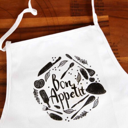 Gift Idea: Easy DIY Apron-- make this cute apron for the holidays for someone who loves to cook!
