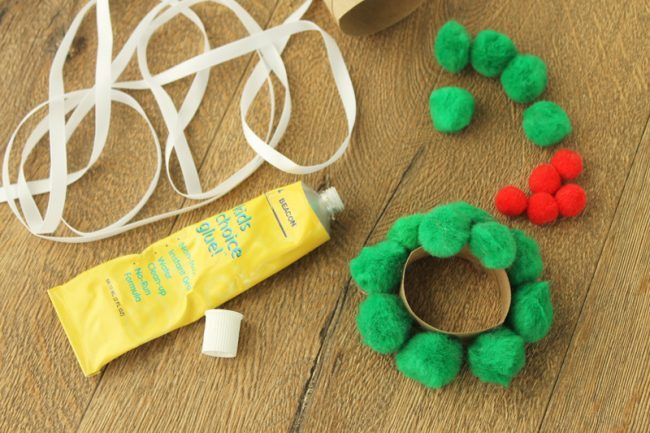 Holidays: How to make a Pom Pom Wreath Ornament for Christmas! Step 1.