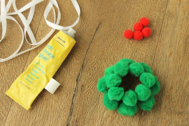 Holidays: How to make a Pom Pom Wreath Ornament for Christmas! Step 2.