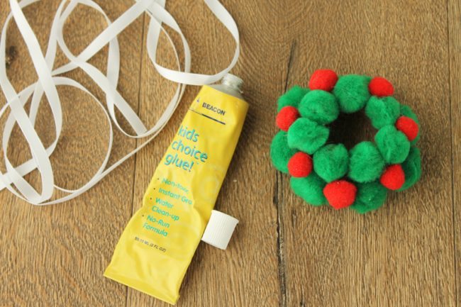 Holidays: How to make a Pom Pom Wreath Ornament for Christmas! Step 3.