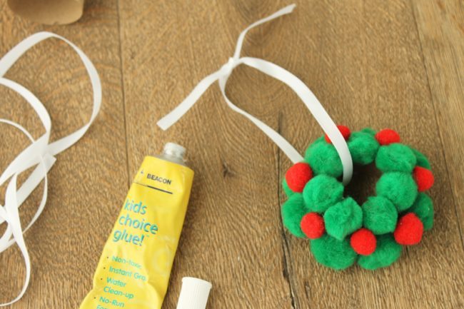 Holidays: How to make a Pom Pom Wreath Ornament for Christmas! Step 4.