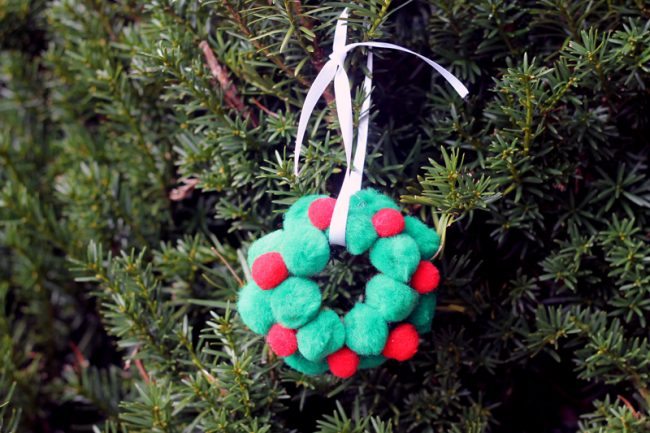 Holidays: How to make a Pom Pom Wreath Ornament for Christmas.