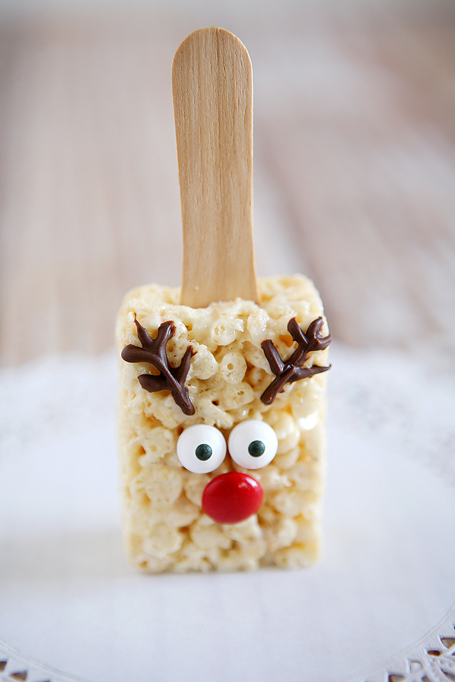 Holidays: Reindeer Rice Krispies - the cutest treat you will see all Christmas season. Make this recipe and deliver them to family and friends! From Eighteen 25 via Thirty Handmade Days for Bake Craft Sew