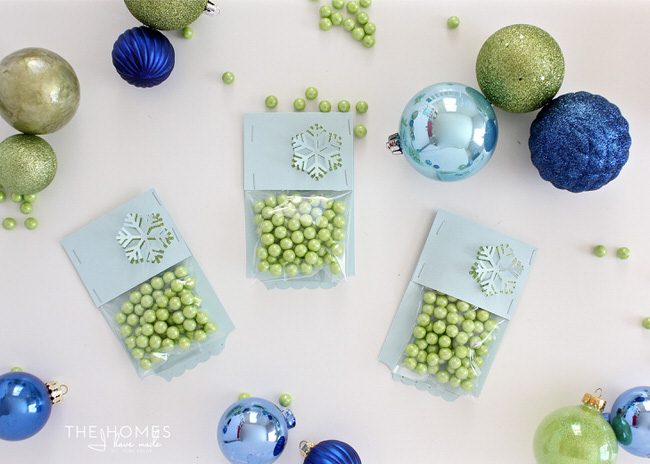 Need a quick and easy gift at the last minute? These DIY Snowflake Treat bags require basic supplies and come together in minutes! They are perfect for packing up holiday treats for anyone on your list!