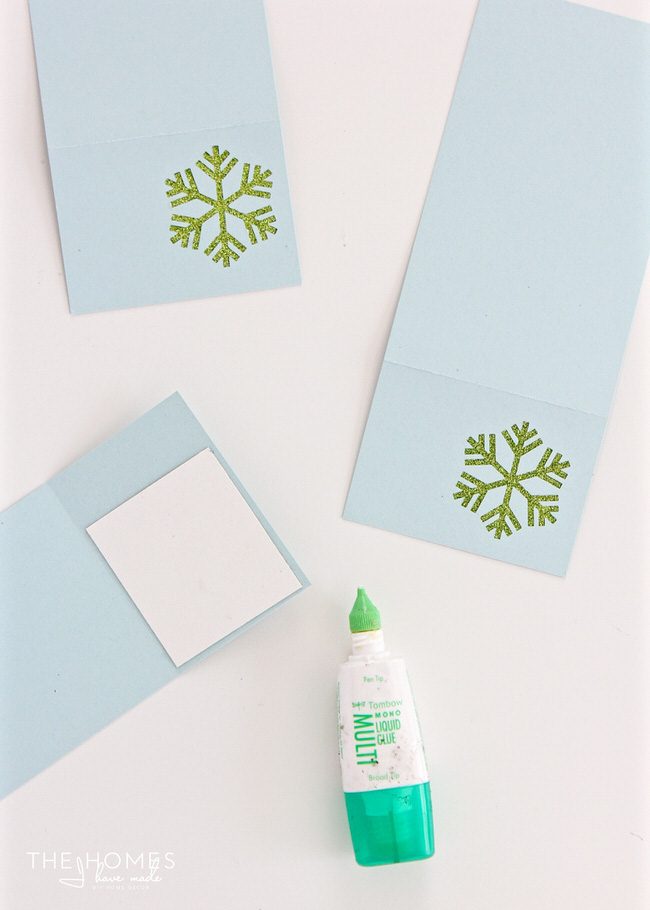 Need a quick and easy gift at the last minute? These DIY Snowflake Treat bags require basic supplies and come together in minutes! They are perfect for packing up holiday treats for anyone on your list!
