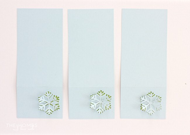 Need a quick and easy gift at the last minute? These DIY Snowflake Treat bags require basic supplies and come together in minutes! They are perfect for packing up holiday treats for anyone on your list!