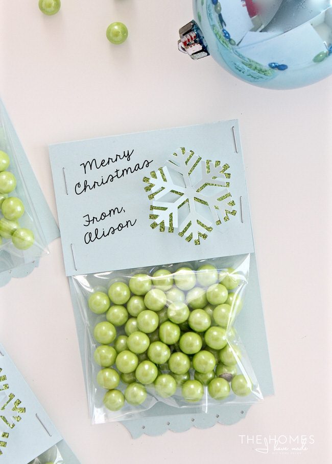 Need a quick and easy gift at the last minute? These DIY Snowflake Treat bags require basic supplies and come together in minutes! They are perfect for packing up holiday treats for anyone on your list!