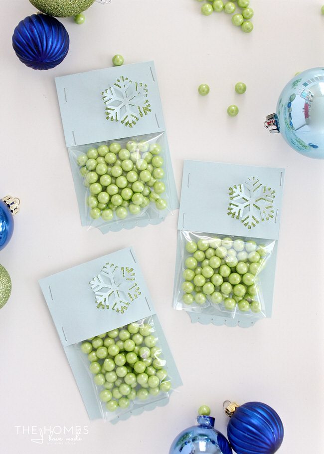 Need a quick and easy gift at the last minute? These DIY Snowflake Treat bags require basic supplies and come together in minutes! They are perfect for packing up holiday treats for anyone on your list!