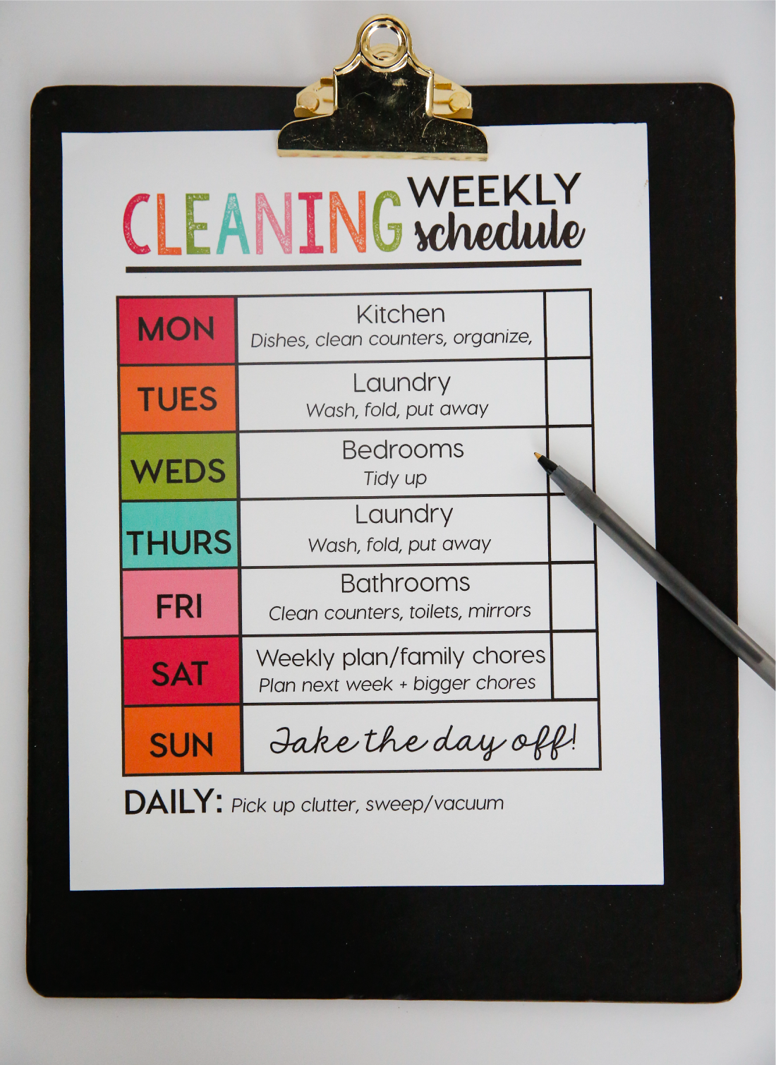 Printable Weekly Cleaning Schedule - print out and use to help organize and clean your home each week! www.thirtyhandmadedays.com