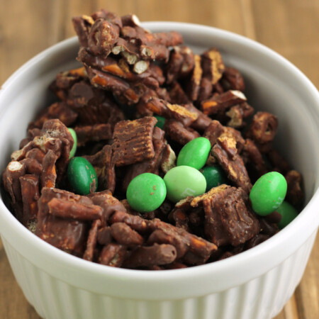 Perfect for St. Patrick's Day, make this Mint Chocolate Snack Mix! From CraftingE for www.thirtyhandmadedays.com