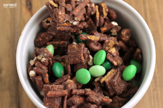 Perfect for St. Patrick's Day, make this Mint Chocolate Snack Mix! From CraftingE for www.thirtyhandmadedays.com