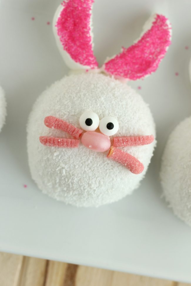 Make these adorable Easter Bunny Treats with your family this Easter season. Not only are they cute but they are easy to make! from CraftingE via thirtyhandmadedays.com