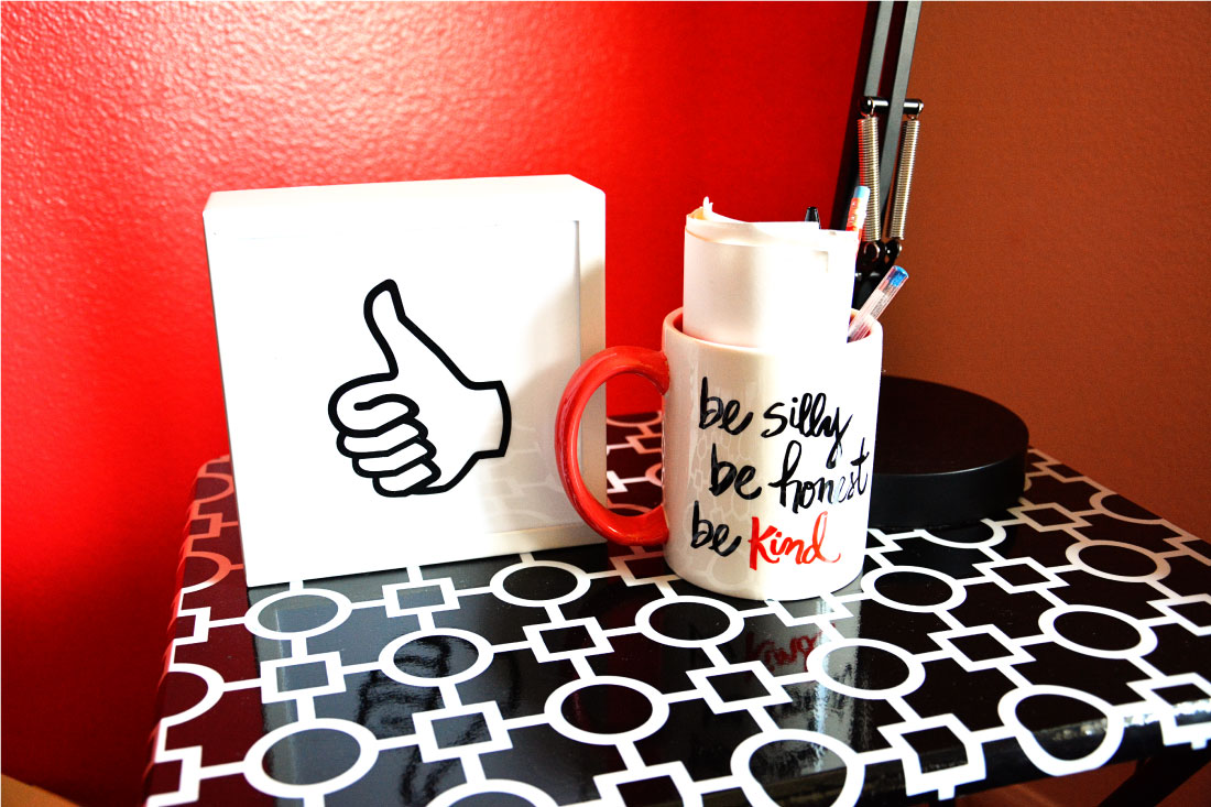 Teen Girl's Bedroom: A simple update to a girls bedroom to make it all hers! Her "desk" area - from thirtyhandmadedays.com