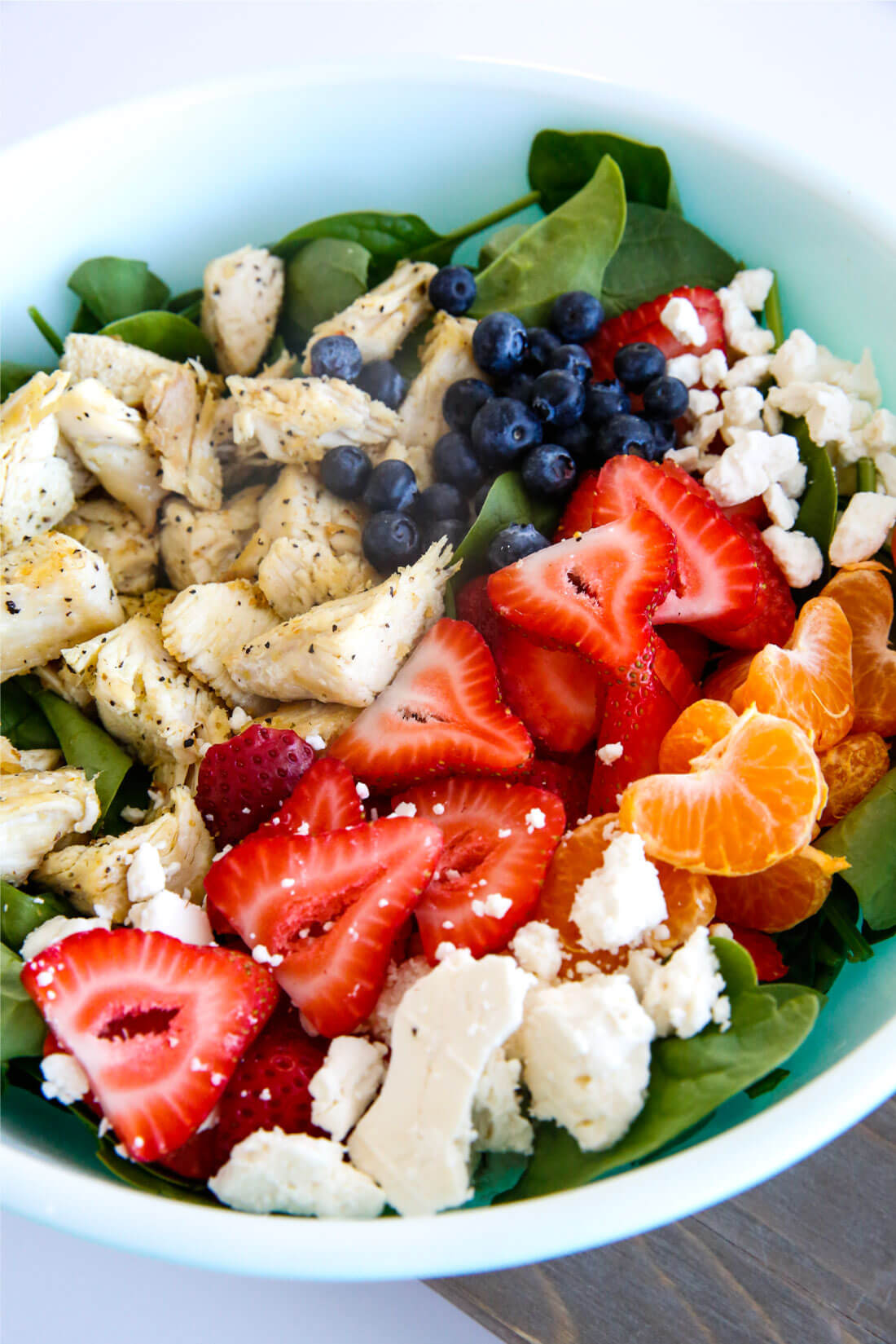 Berries and Chicken Spinach Salad - a tasty, healthy salad that is super easy to make. from thirtyhandmadedays.com