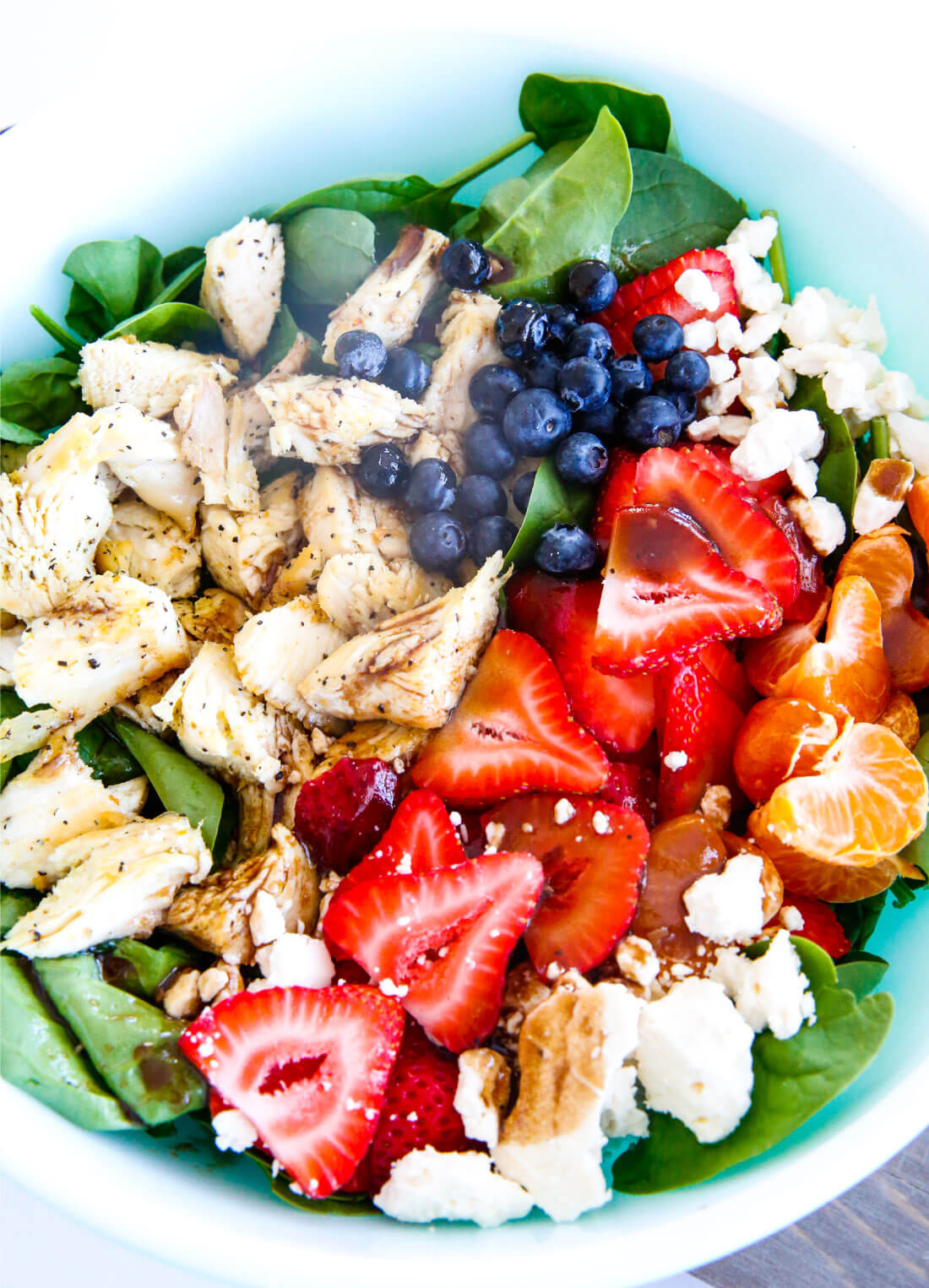 Berries and Chicken Spinach Salad - a tasty, healthy salad that is super easy to make. via thirtyhandmadedays.com