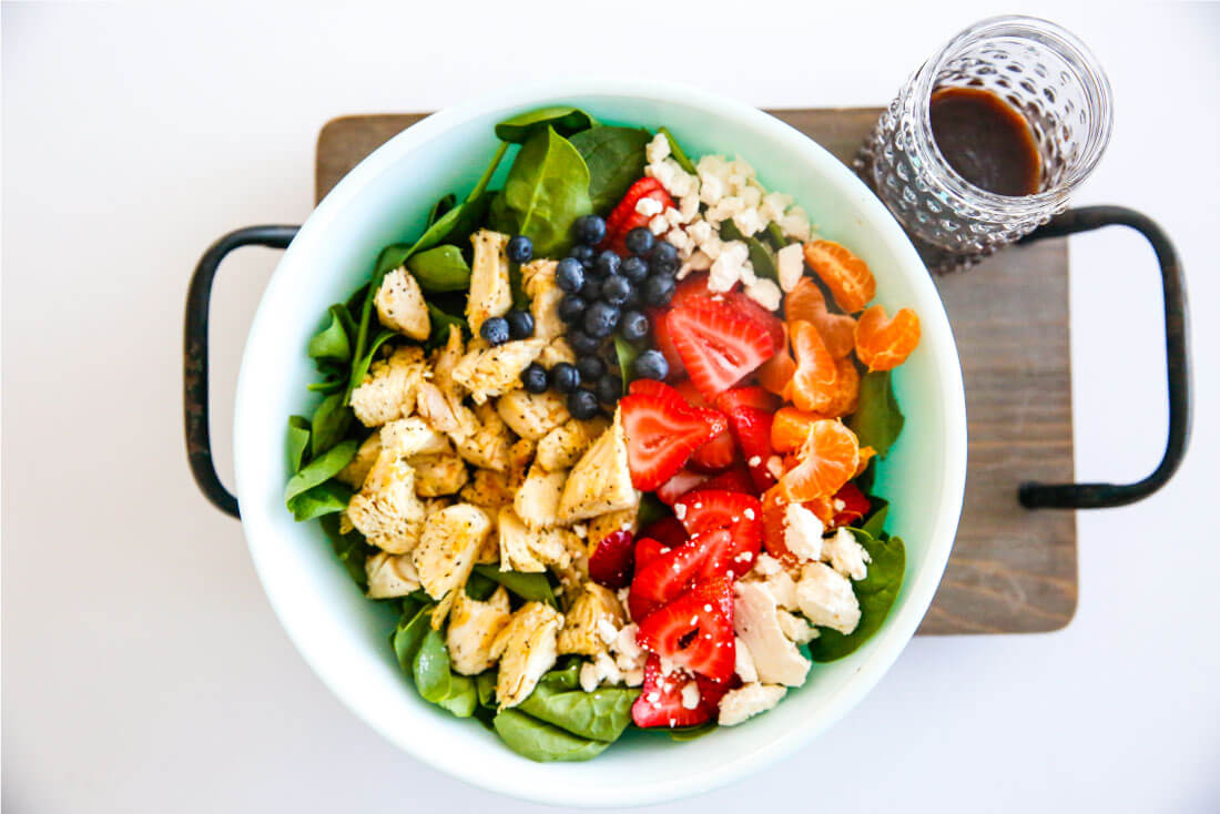 Berries and Chicken Spinach Salad - a tasty, healthy salad that is super easy to make. via www.thirtyhandmadedays.com