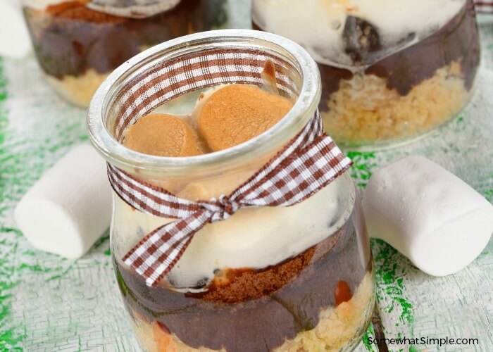 An easy summer recipe - S'mores in a Jar - delicious too! From Steph of Somewhat Simple 