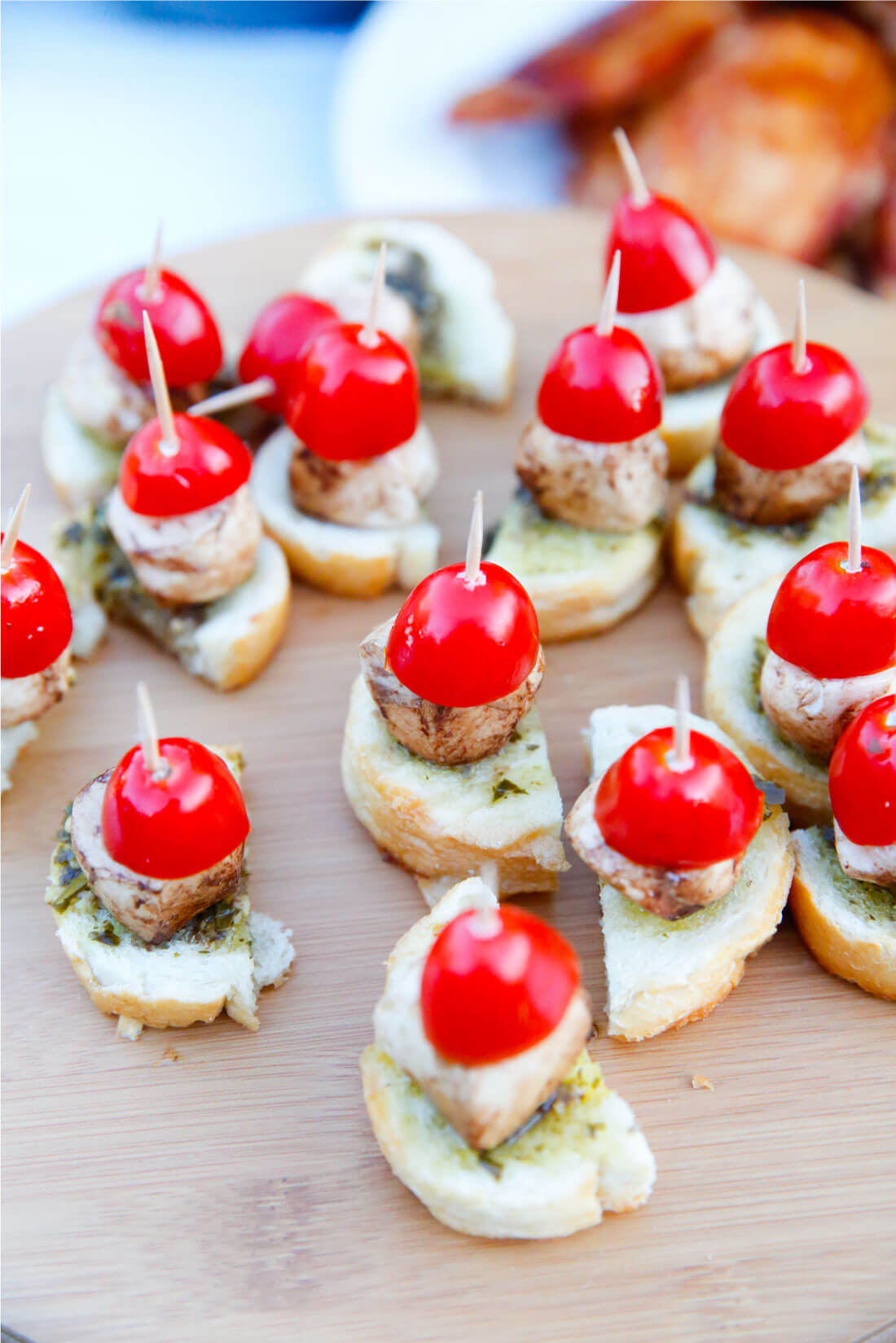 Mini Pesto Caprese Bites for a summer party - so delicious! from www.thirtyhandmadedays.com