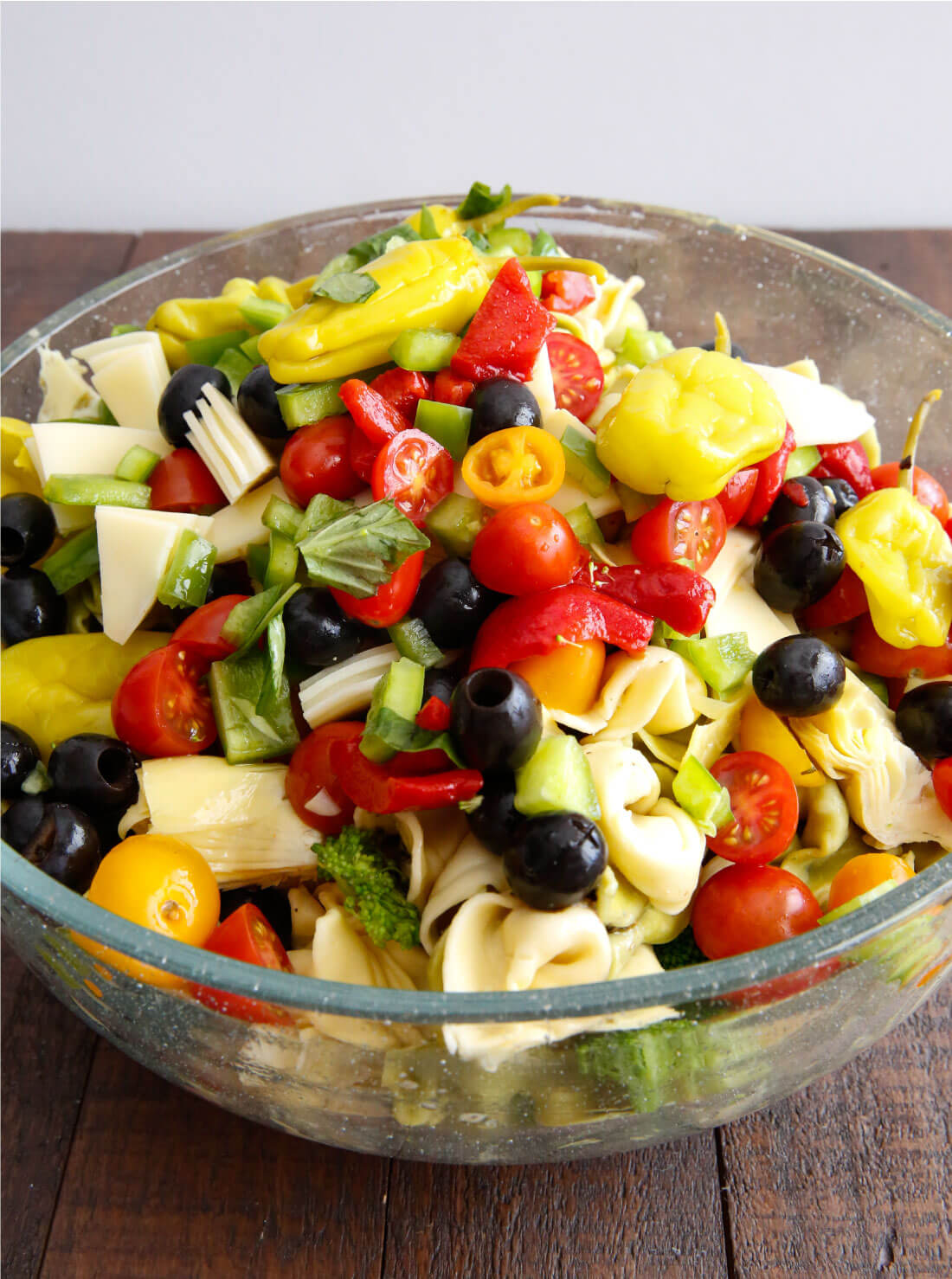 An awesome Italian salad with tortellini, vegetables meats and cheese. This Italian Tortellini Salad will be a huge hit wherever you take it! Perfect potluck dish. Pre-toss. www.thirtyhandmadedays.com