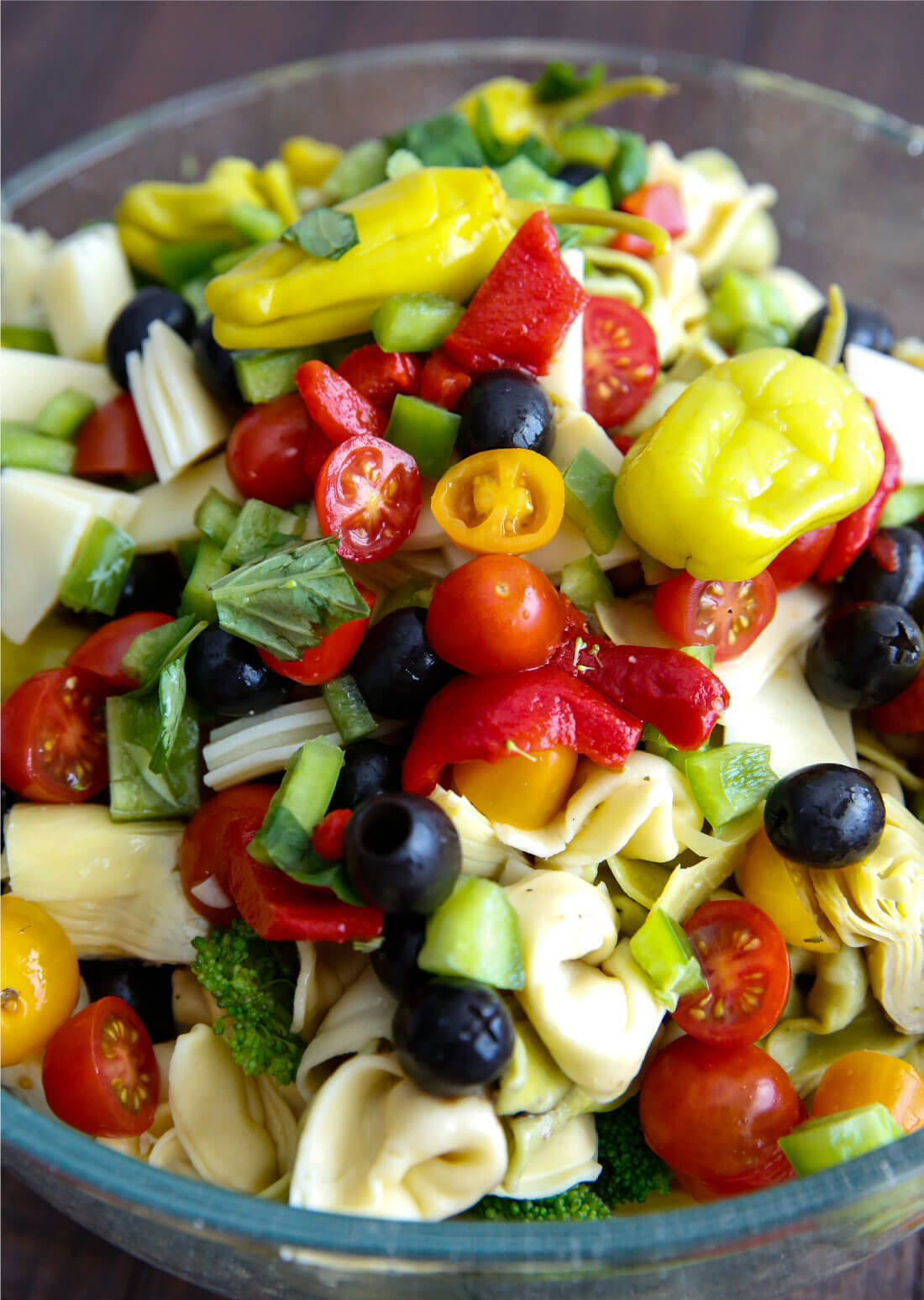 An awesome Italian salad with tortellini, vegetables meats and cheese. This Italian Tortellini Salad will be a huge hit wherever you take it! Perfect potluck dish. Pre-toss. via www.thirtyhandmadedays.com