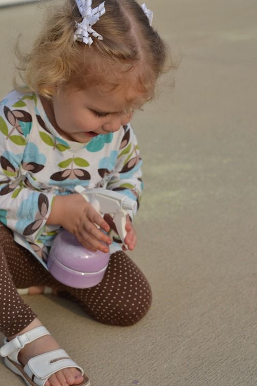 Spray Chalk - fun activity for kids! via thirtyhandmadedays.com