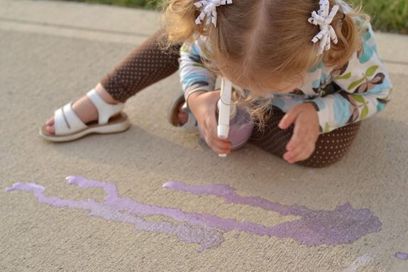 Spray Chalk - fun activity for kids! via thirtyhandmadedays.com (spraying the ground)