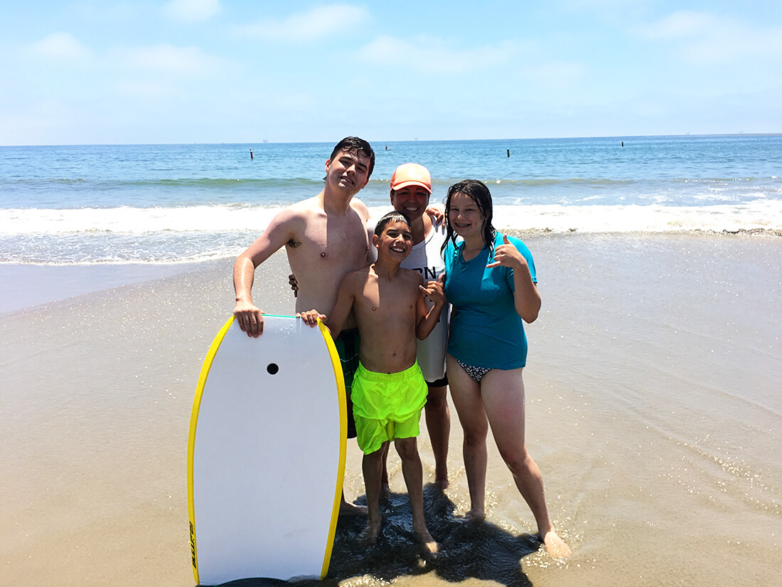 Mique and kids on the beach