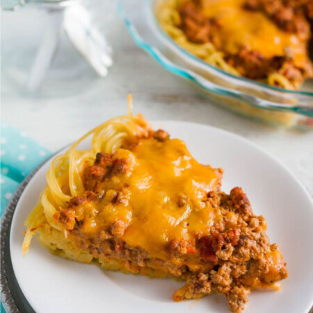 Baked Spaghetti Pie - an easy take on spaghetti from www.thirtyhandmadedays.com