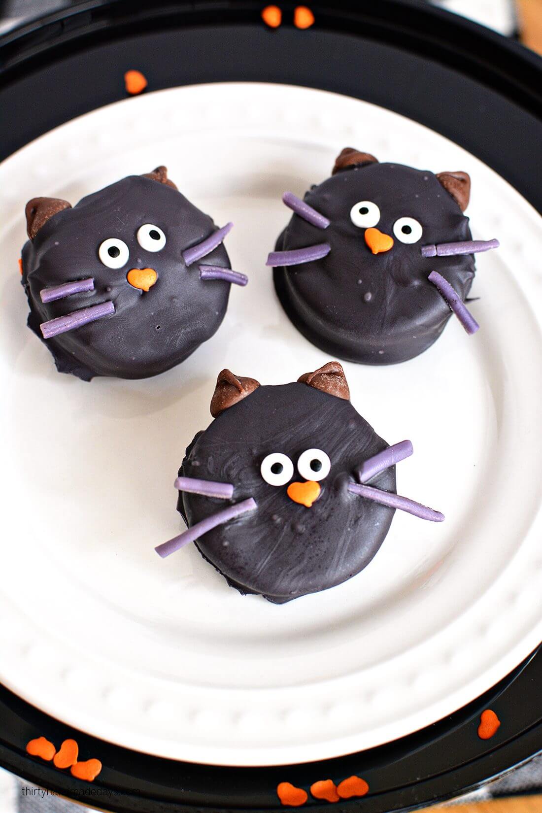 Make cute Halloween Oreo Kitties! Easy how to from thirtyhandmadedays.com