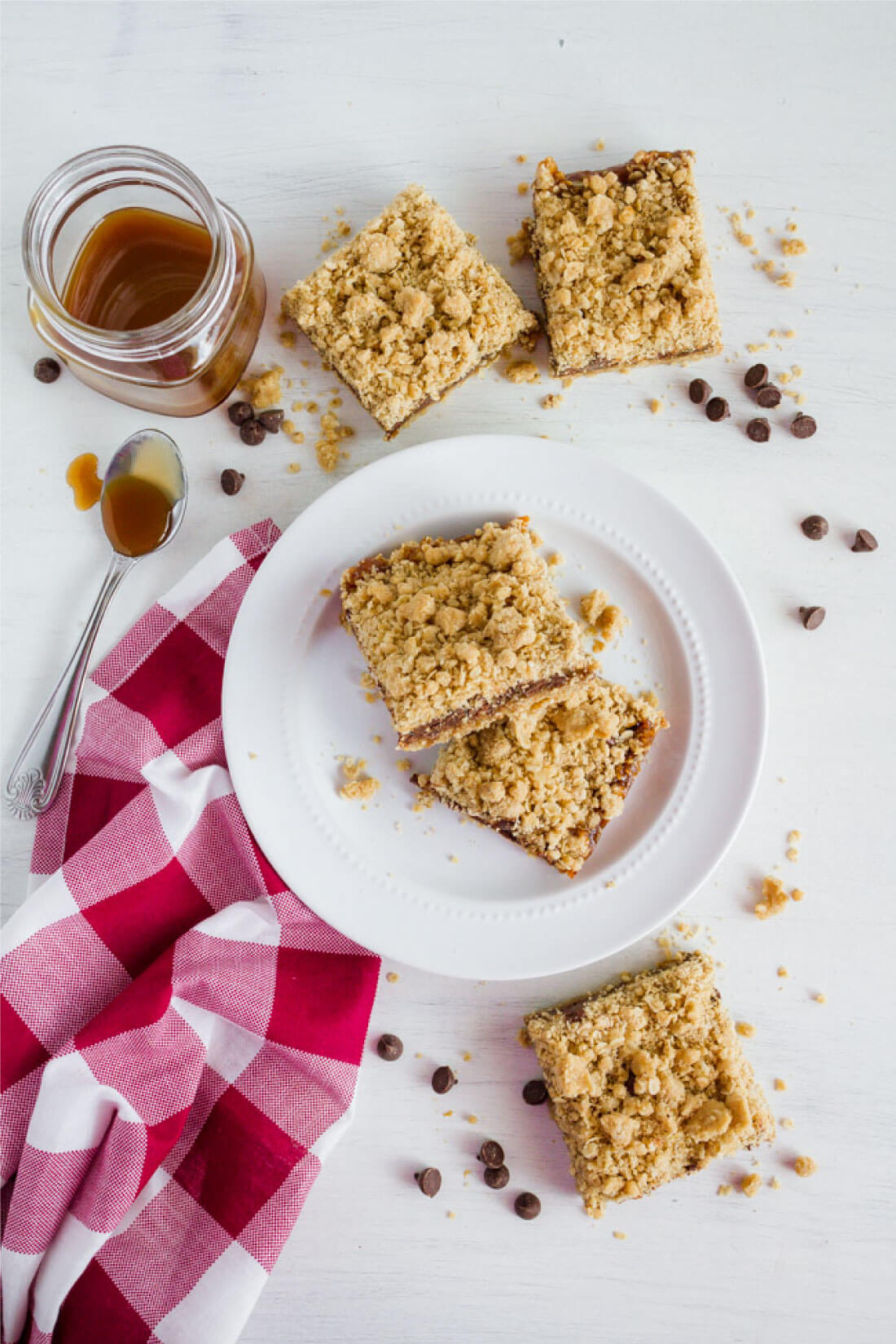 Caramel Crumb Chocolate Bars - make this easy dessert for a sweet treat! from www.thirtyhandmadedays.com