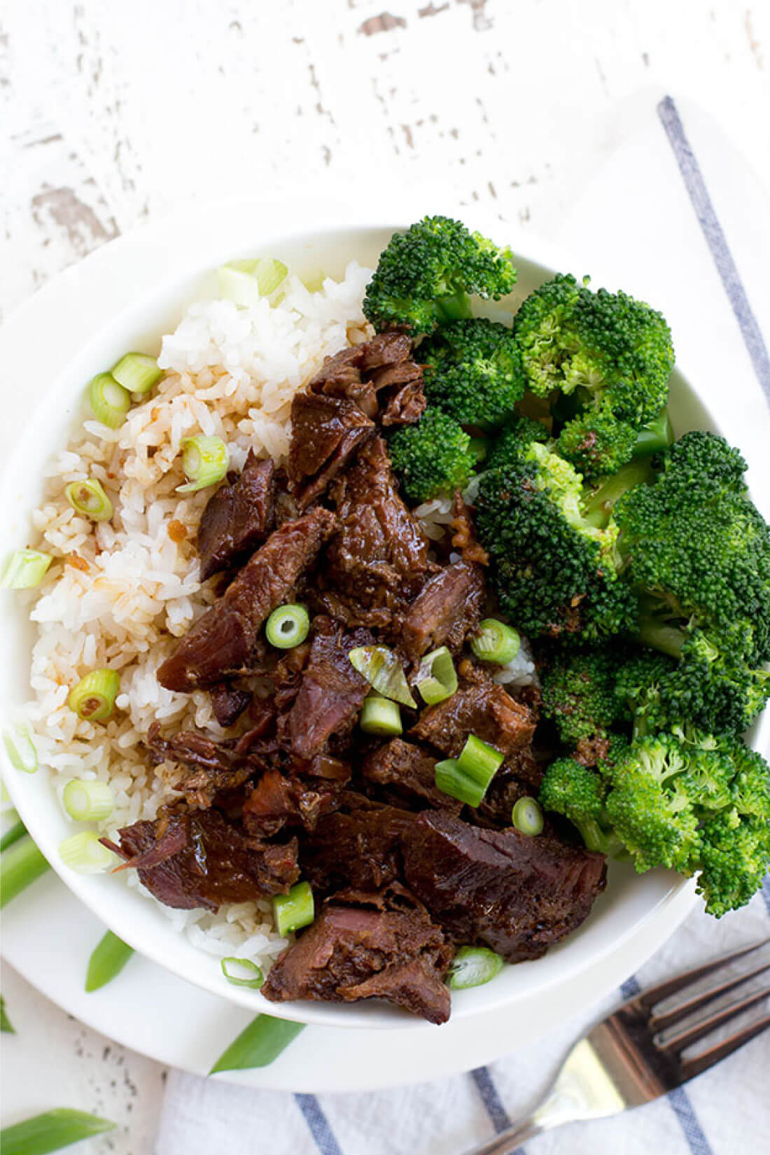 Slow Cooker Mongolian Beef - an easy, tasty dinner recipe! via thirtyhandmadedays.com