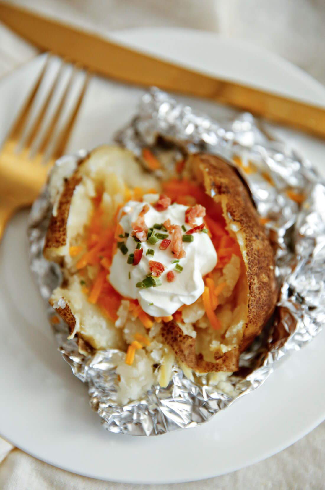 How to make Baked Potatoes in the Crockpot. www.thirtyhandmadedays.com