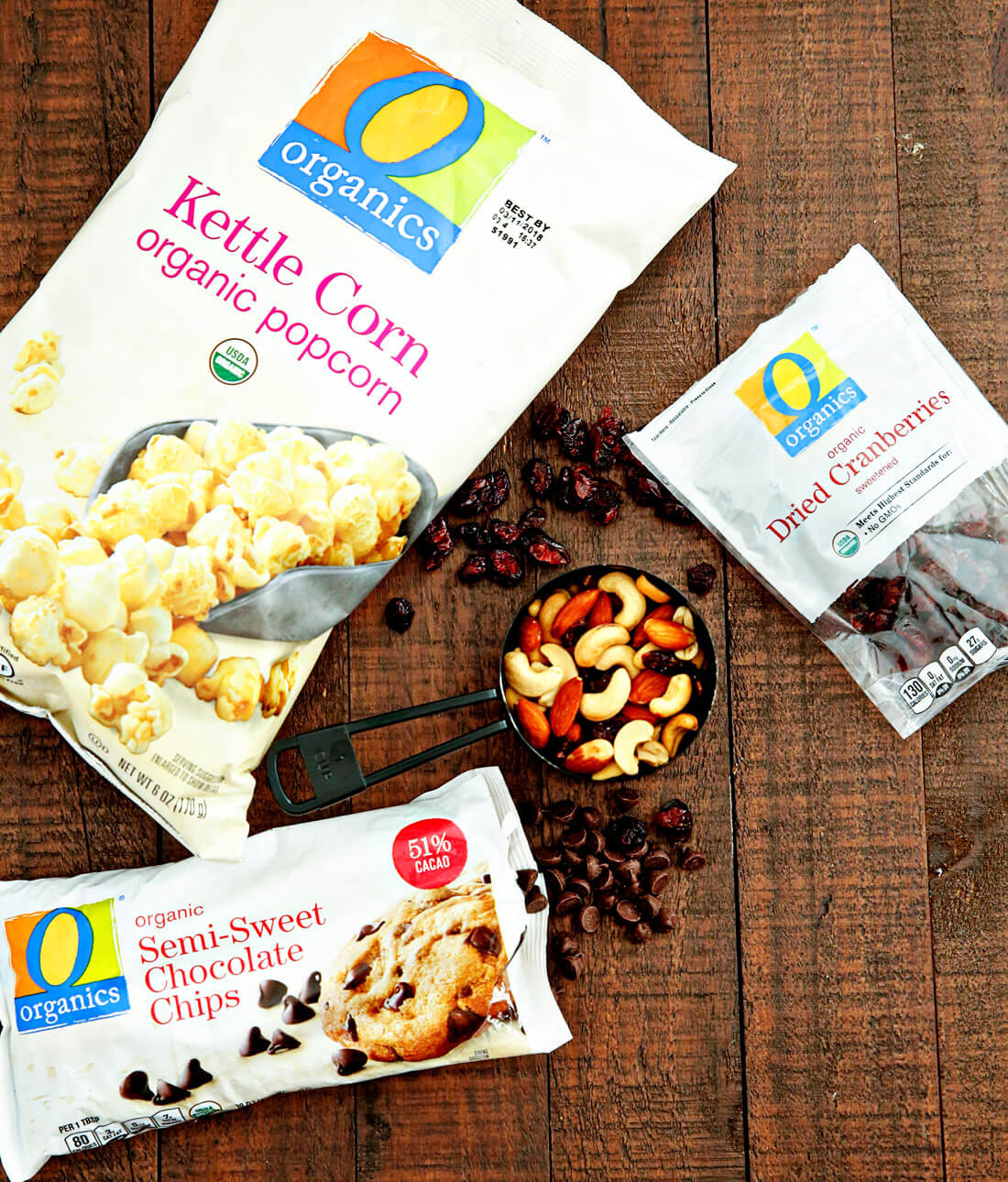 Holiday Kettle Corn Snack Mix - make this treat for friends and neighbors for Christmas! Ingredients from www.thirtyhandmadedays.com