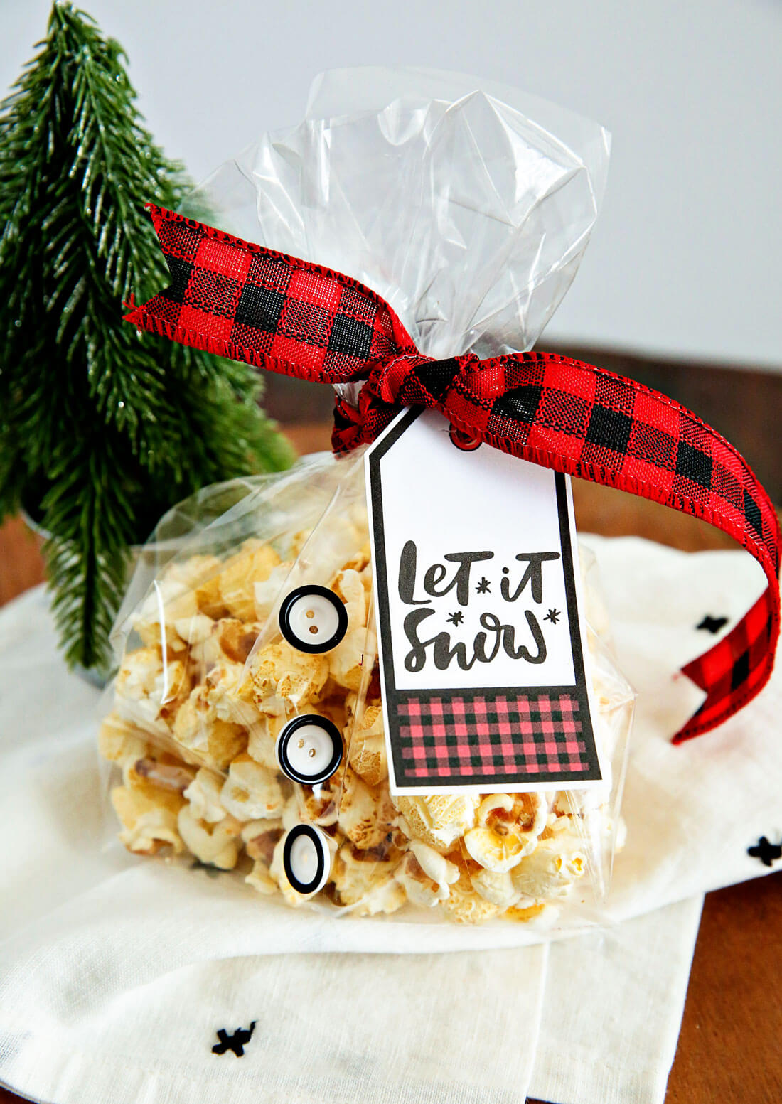 Holiday Kettle Corn Snack Mix - make this treat for friends and neighbors for Christmas! With cute printable from www.thirtyhandmadedays.com