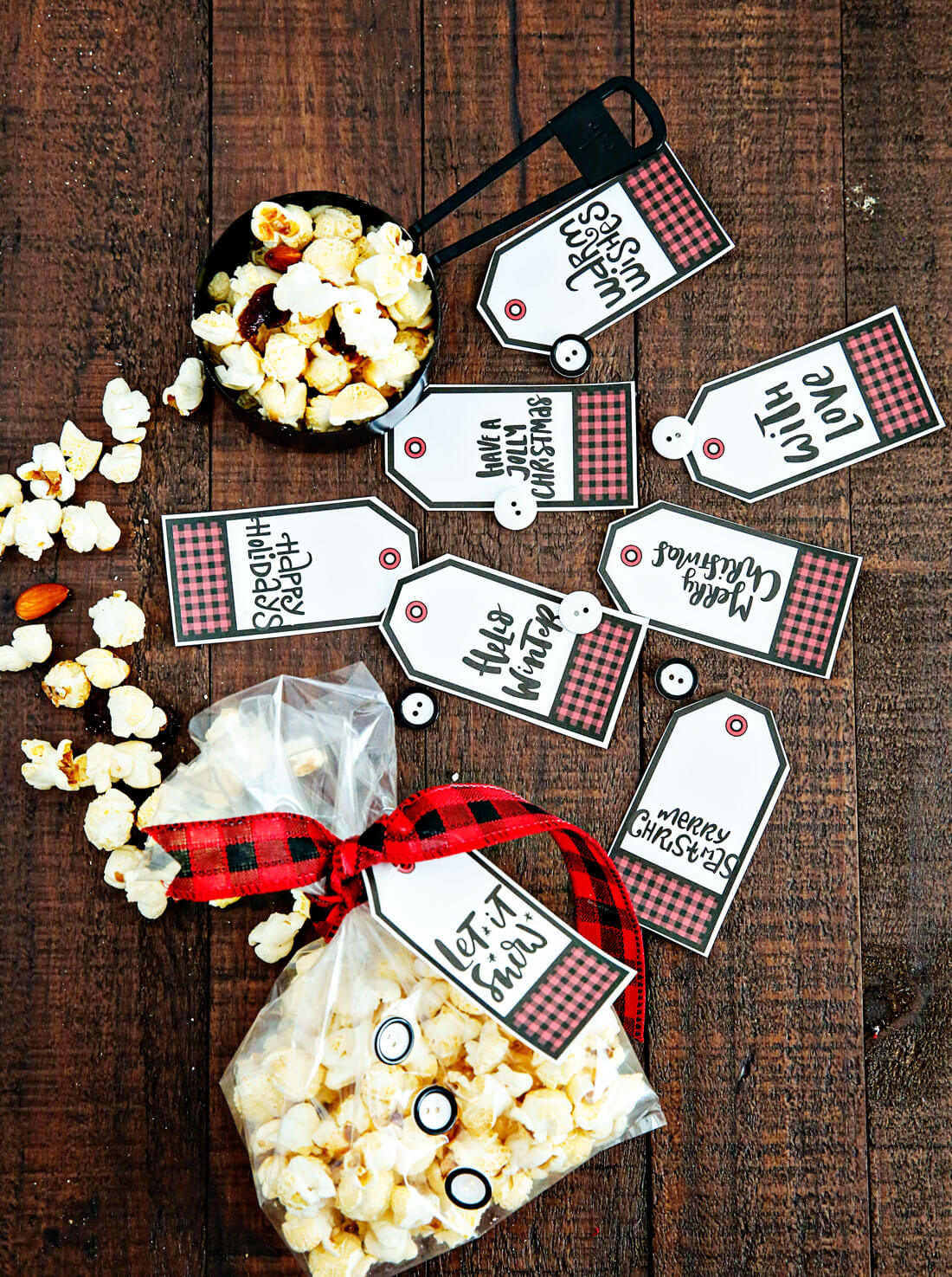 Holiday Kettle Corn Snack Mix - make this treat for friends and neighbors for Christmas! With cute printables from www.thirtyhandmadedays.com