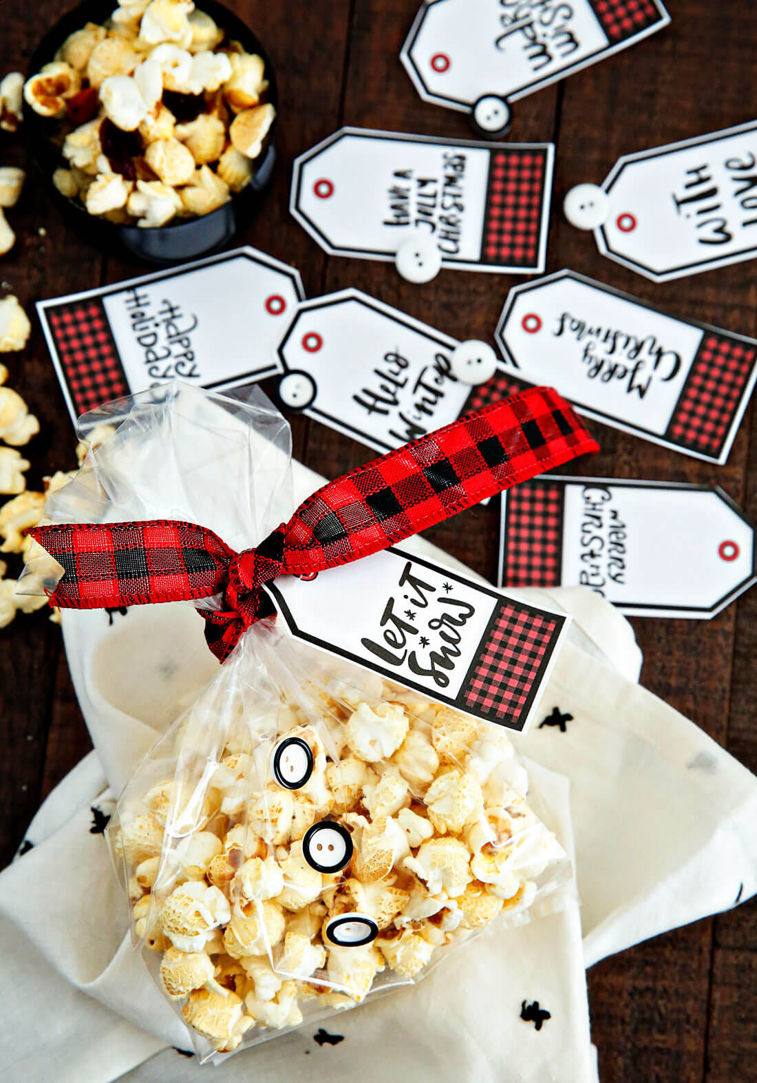 Holiday Kettle Corn Snack Mix - make this treat for friends and neighbors for Christmas! With cute holiday printables from www.thirtyhandmadedays.com