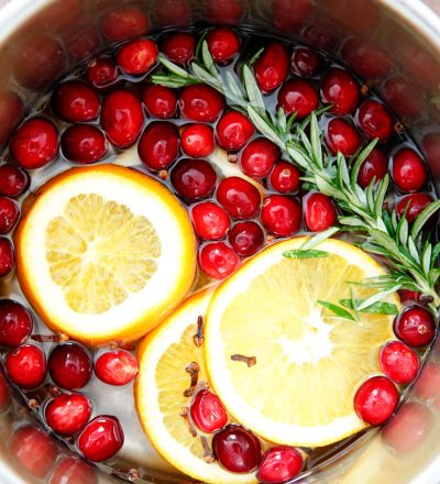 Stovetop Christmas Potpourri - make this and your house will smell AMAZING! It's like Christmas in a pot. Mmmmmmmm. via www.thirtyhandmadedays.com