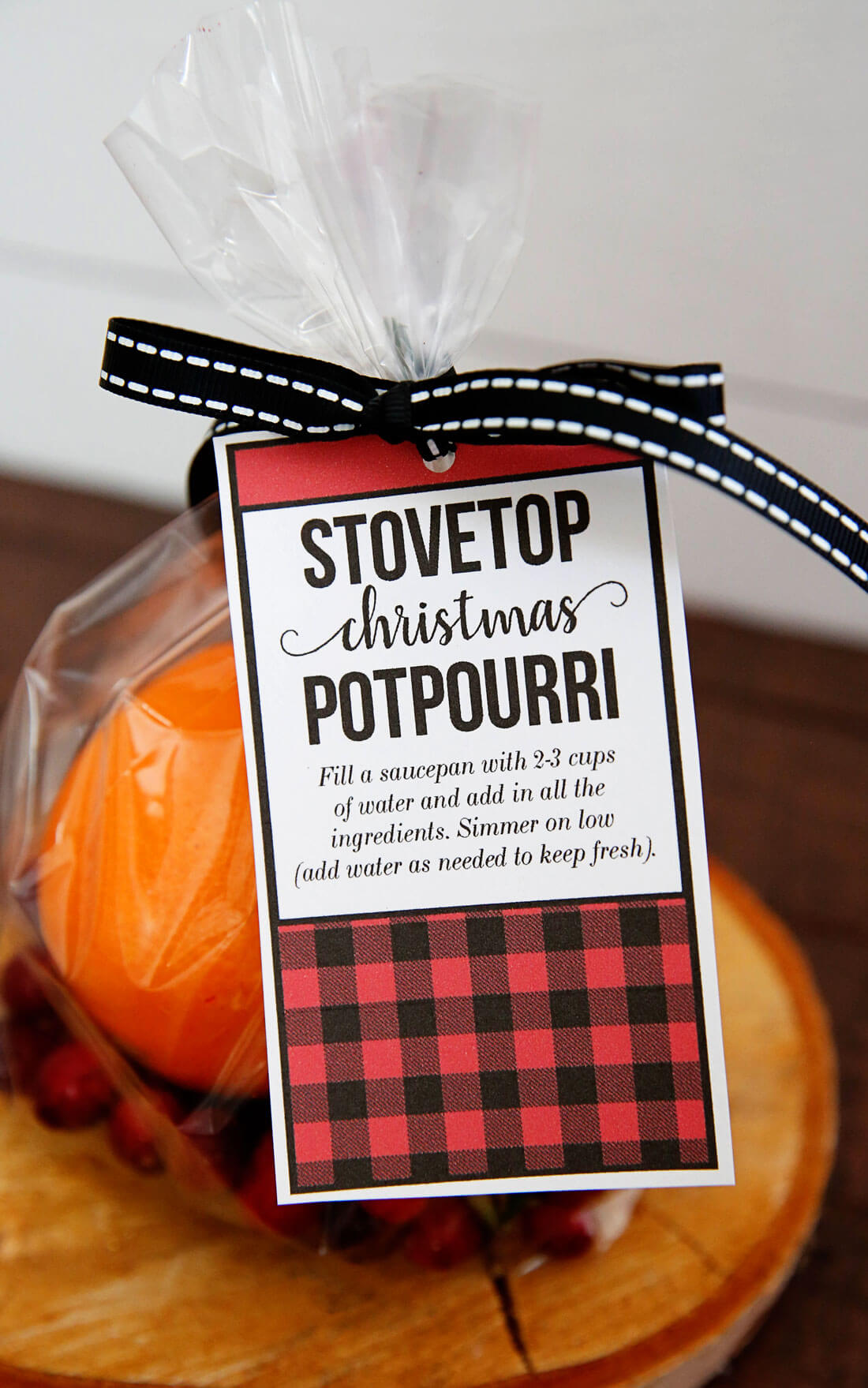 Stovetop Christmas Potpourri - make this and your house will smell AMAZING! It's like Christmas in a pot. from www.thirtyhandmadedays.com