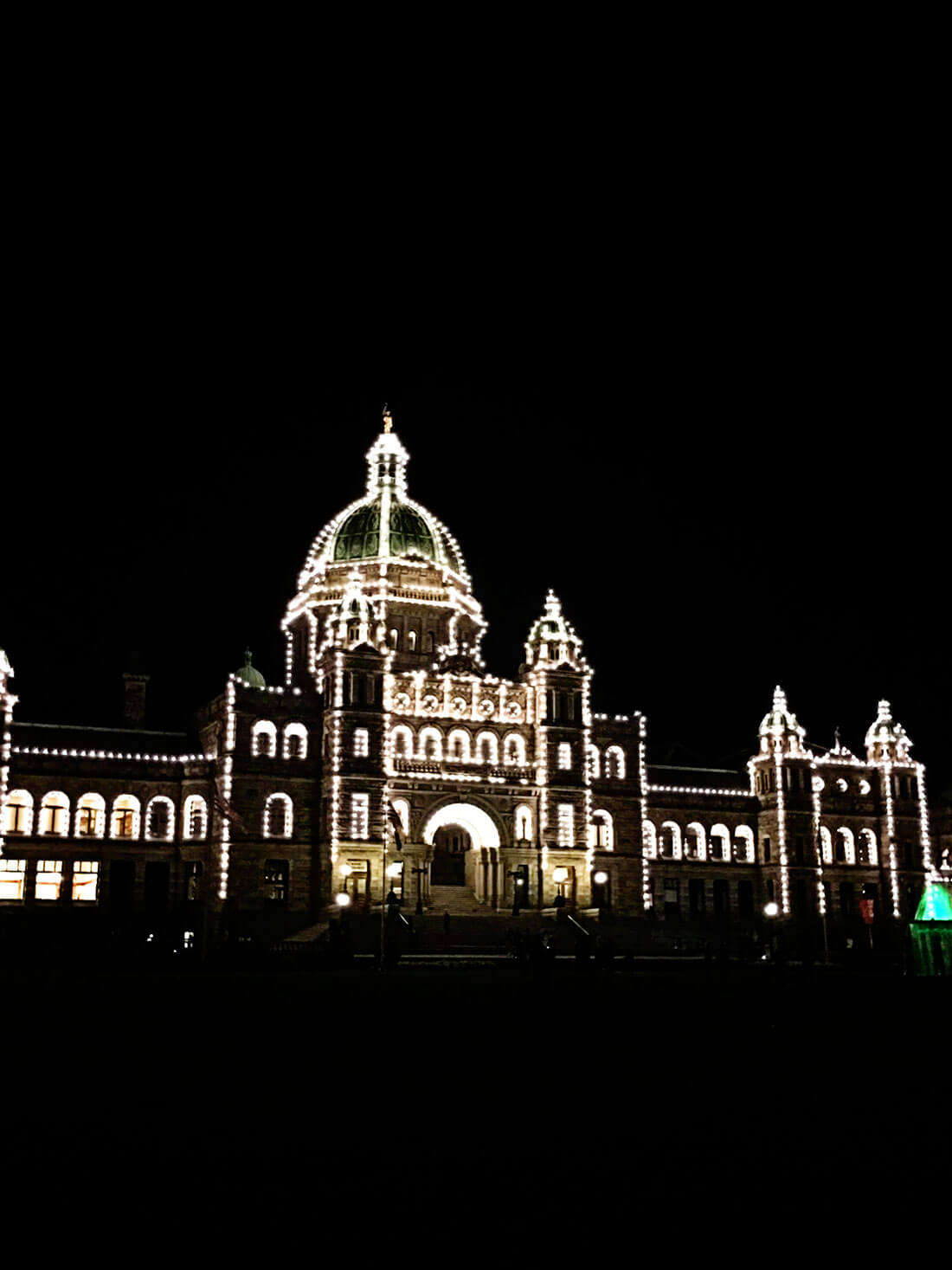 What to Do in Victoria British Columbia - fun things to do - visiting the Parliament www.thirtyhandmadedays.com