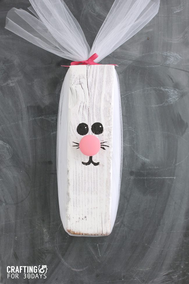 Easter Decorations - how cute is this Easter bunny? Learn how to make it! 